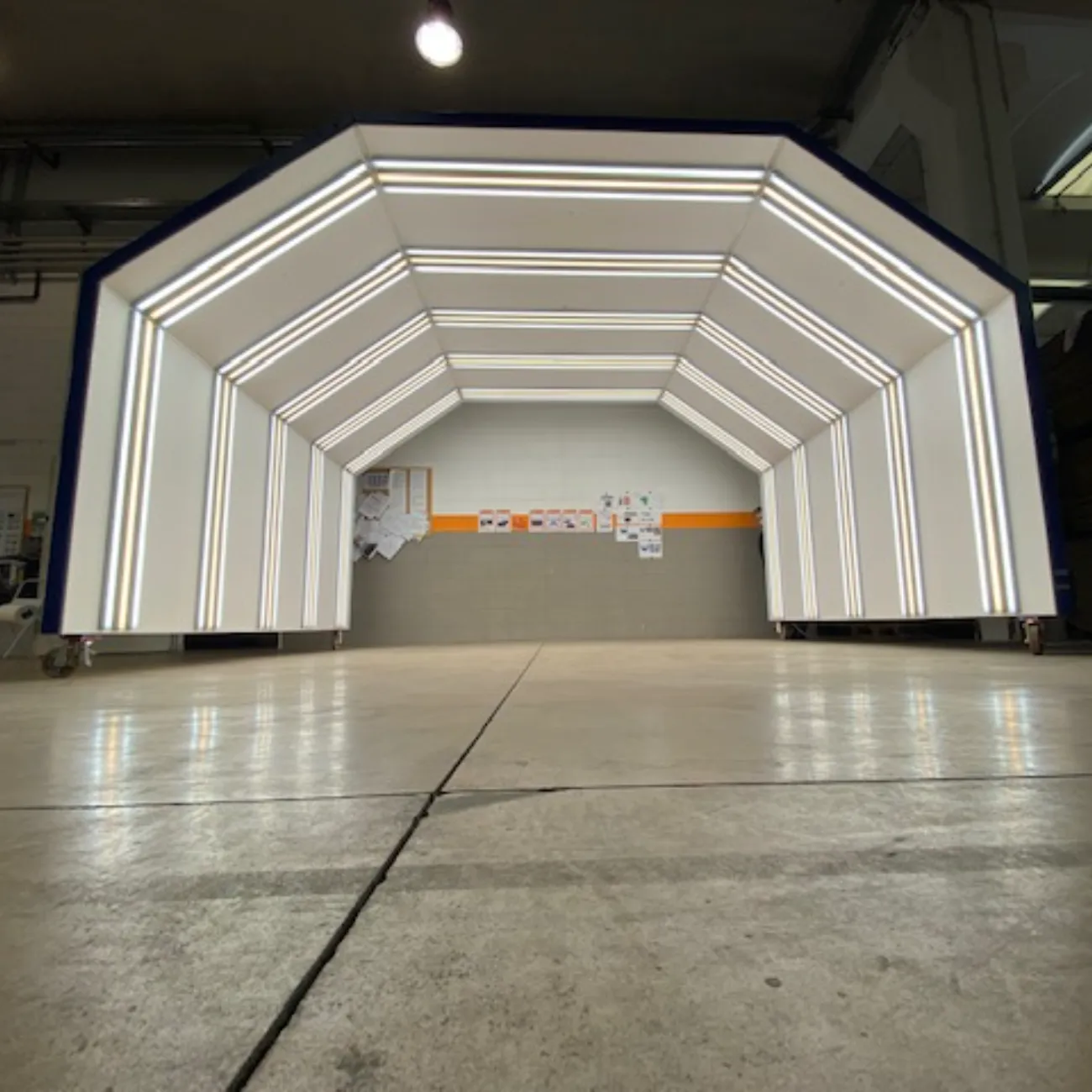 Tunnel con illuminazione LED lineare su struttura geometrica