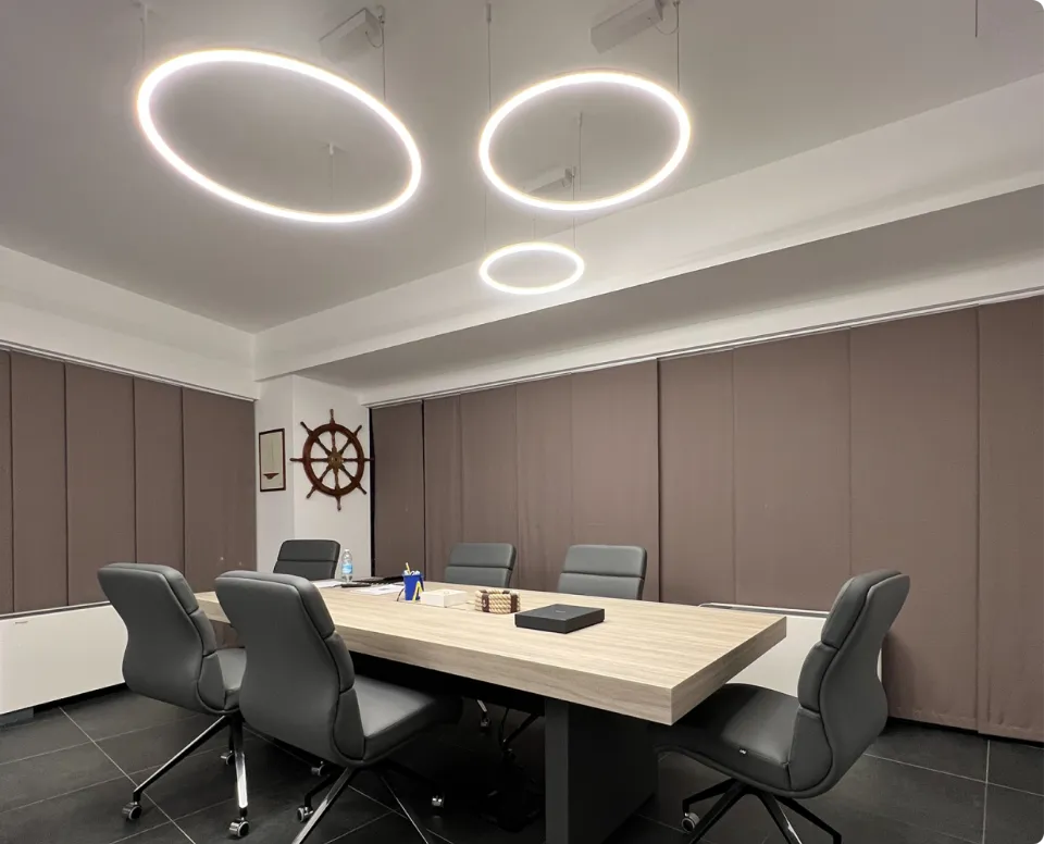 Sala riunioni con anelli luminosi a soffitto